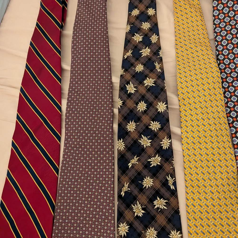 Brooks Brothers 11 Stylish Ties - Picture 4 of 7